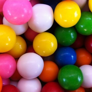 Sykrað tyggjó (kúlutyggjó) er bannað, það klessist út um öll tækin